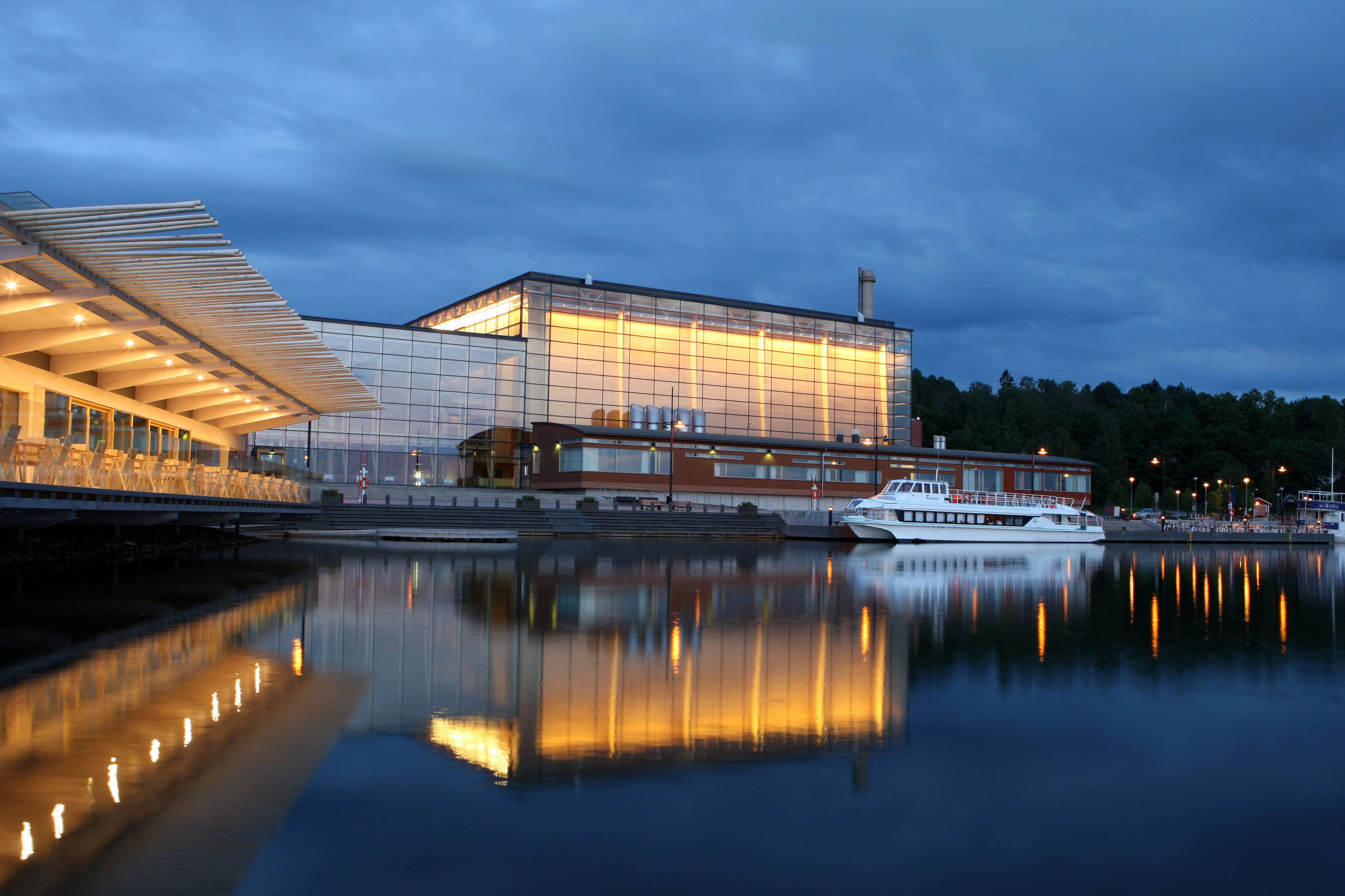 A congress and concert centre by the lake in Lahti.