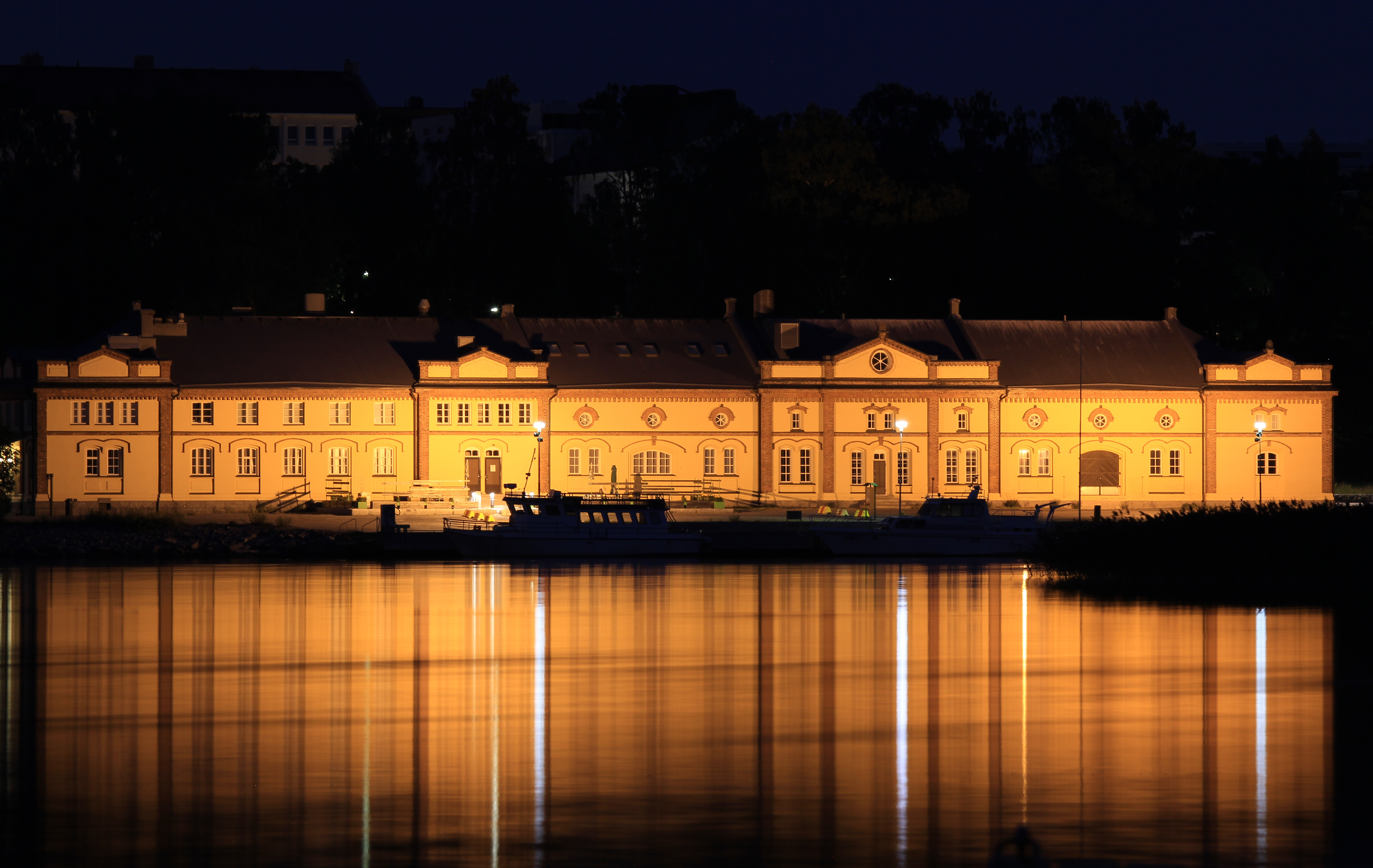 The Kuntsi Museum of Modern Art by the Baltic sea in Vaasa at night.
