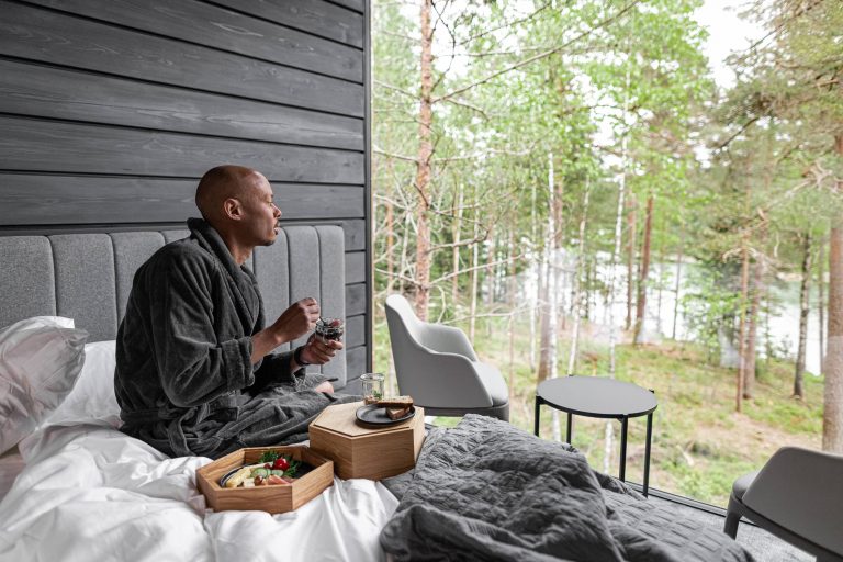 Person eating breakfast in bed at the Barö.