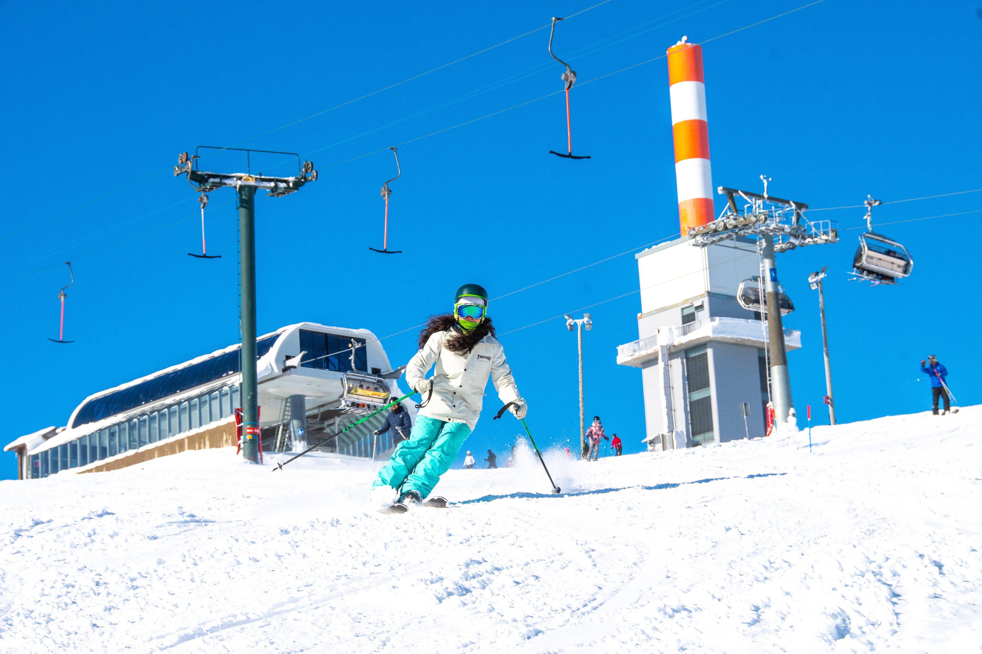 Spring skiinging in a snow-covered and sunny Ruka ski resort.